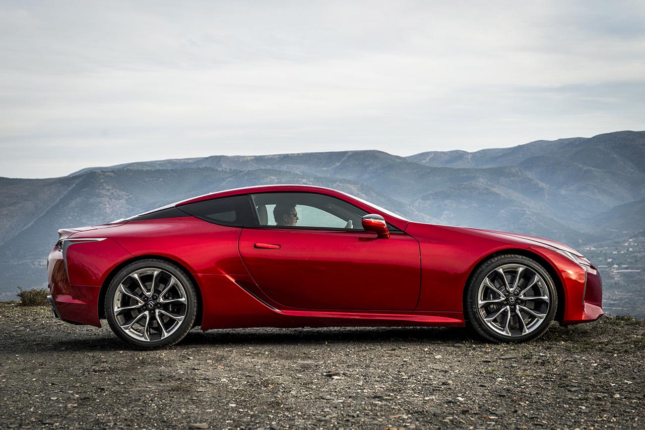 Lexus heeft inmiddels de prijzen bekend gemaakt van de nieuwe LC500 die vanaf augustus leverbaar is.