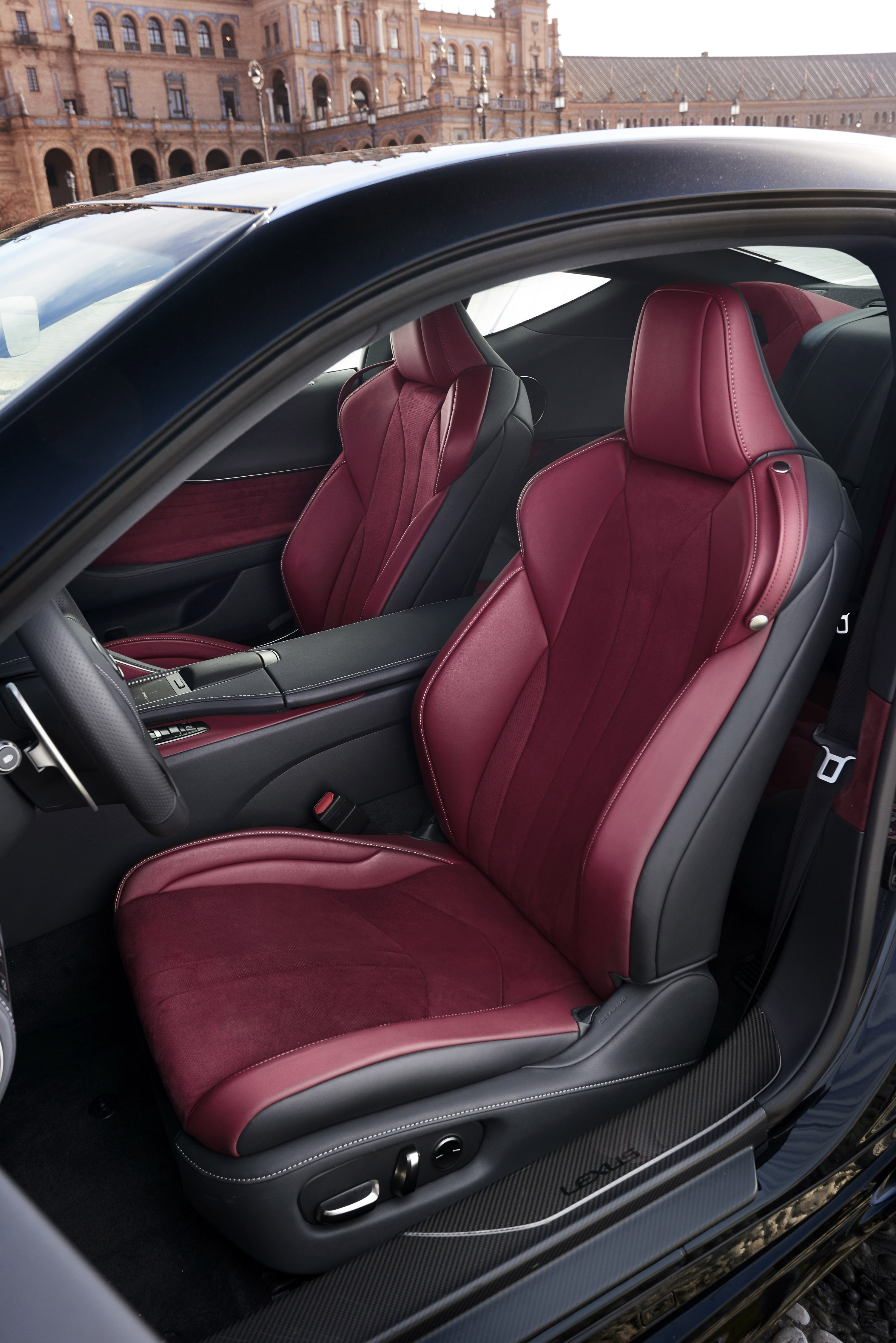 Lexus heeft inmiddels de prijzen bekend gemaakt van de nieuwe LC500 die vanaf augustus leverbaar is.