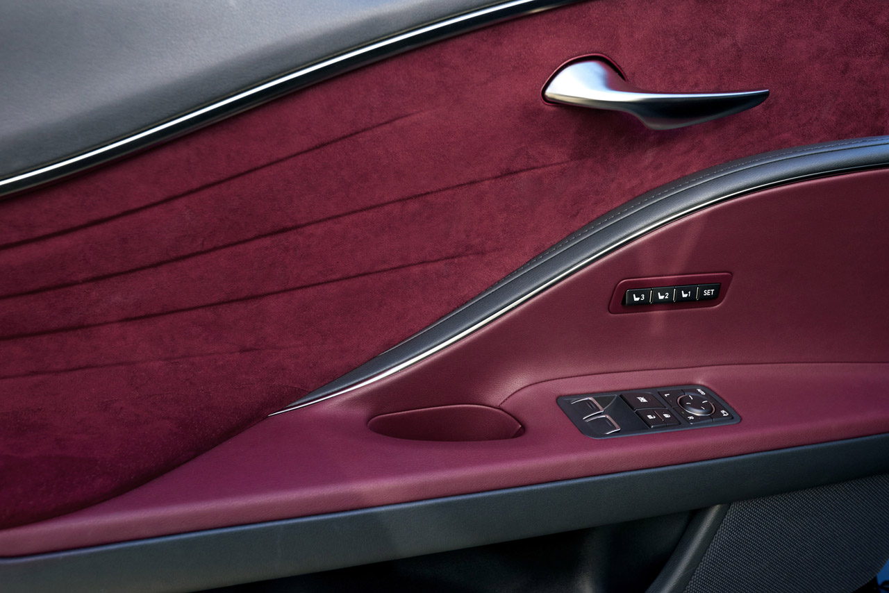 Lexus heeft inmiddels de prijzen bekend gemaakt van de nieuwe LC500 die vanaf augustus leverbaar is.