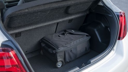 Rijtest vernieuwde Toyota Yaris. De facelift van de Toyota Yaris kostte 85 miljoen euro, maar pakt ook omvangrijker uit dan het eerste oog doet vermoeden.