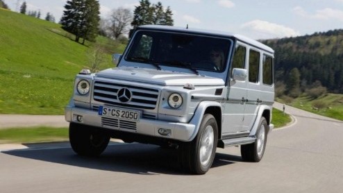 Het aantal vernieuwingen en mini-facelits aan de Mercedes G-Klasse is ontelbaar. Voor modeljaar 2009 is het merk ook aan de slag gegaan met deze klassieke terreinreus. Naast nieuwe uiterlijkheden we