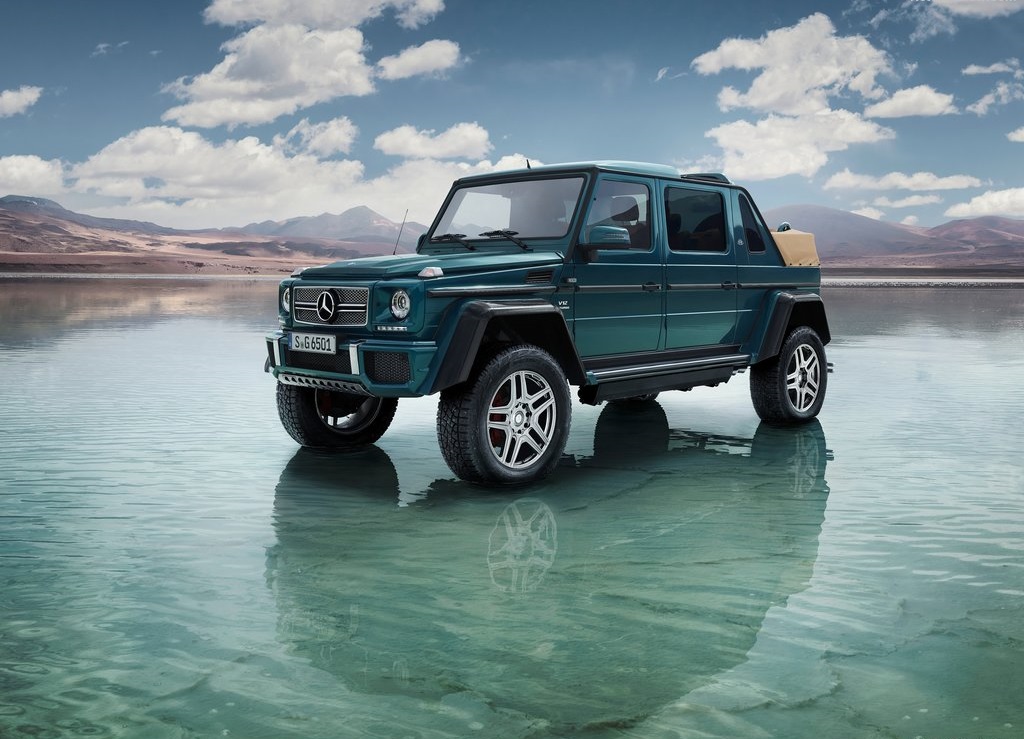 De variaties op het thema Mercedes-Benz G-Klasse zijn nog lang niet op, getuige deze nieuwe creatie. Mercedes-Maybach verlengde de auto en maakte er een Landaulet van.