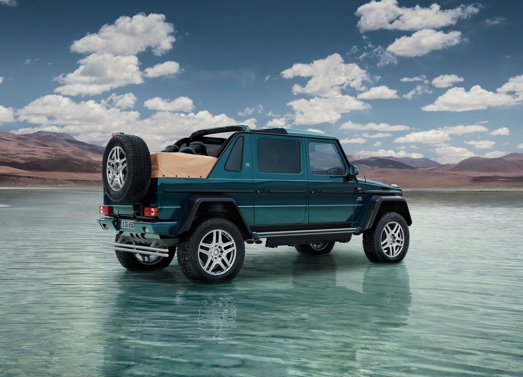 De variaties op het thema Mercedes-Benz G-Klasse zijn nog lang niet op, getuige deze nieuwe creatie. Mercedes-Maybach verlengde de auto en maakte er een Landaulet van.