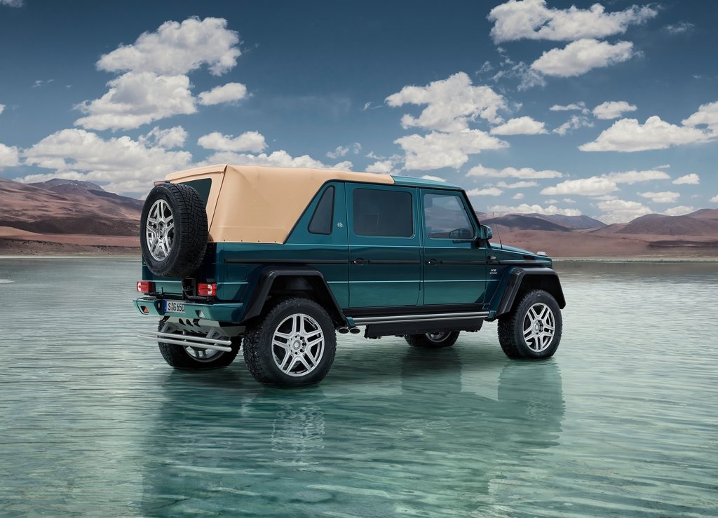 De variaties op het thema Mercedes-Benz G-Klasse zijn nog lang niet op, getuige deze nieuwe creatie. Mercedes-Maybach verlengde de auto en maakte er een Landaulet van.