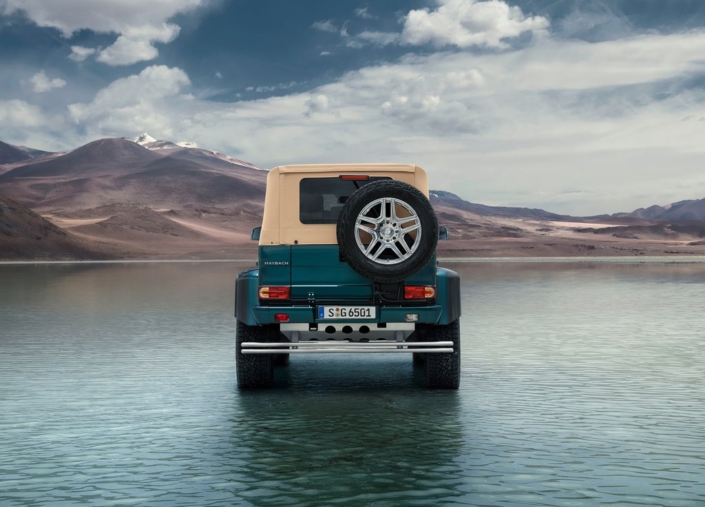 De variaties op het thema Mercedes-Benz G-Klasse zijn nog lang niet op, getuige deze nieuwe creatie. Mercedes-Maybach verlengde de auto en maakte er een Landaulet van.