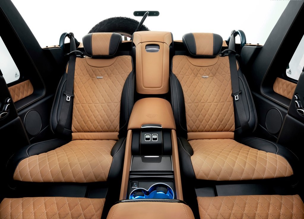 De variaties op het thema Mercedes-Benz G-Klasse zijn nog lang niet op, getuige deze nieuwe creatie. Mercedes-Maybach verlengde de auto en maakte er een Landaulet van.