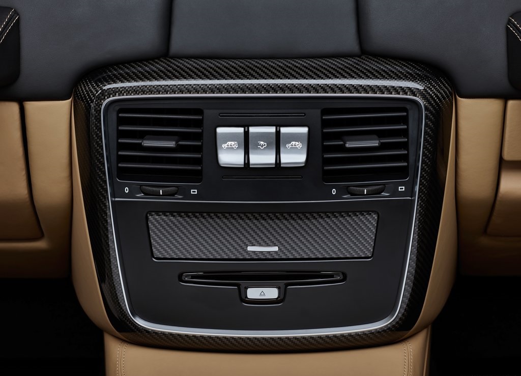 De variaties op het thema Mercedes-Benz G-Klasse zijn nog lang niet op, getuige deze nieuwe creatie. Mercedes-Maybach verlengde de auto en maakte er een Landaulet van.