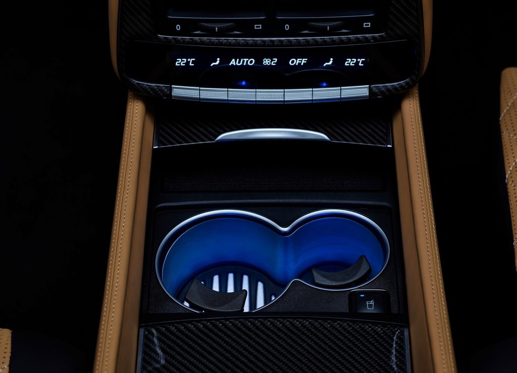De variaties op het thema Mercedes-Benz G-Klasse zijn nog lang niet op, getuige deze nieuwe creatie. Mercedes-Maybach verlengde de auto en maakte er een Landaulet van.