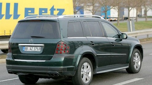 Goed kijken, dit is de gefacelifte Mercedes GL-Klasse. Deze fullsize SUV is sinds 2006 op de markt, voor Mercedes tijd om in 2009 de GL langs de visagie te sturen. De wijzigingen zijn echter subtiel