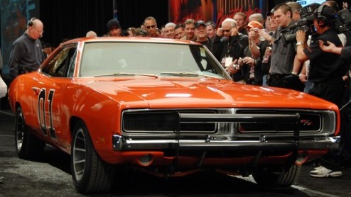 Als de enige echte General Lee te koop staat, kun je er vergif op innemen dat er flink wat belangstelling zal zijn. Dit bleek niet helemaal zo te zijn. Bo Duke, John Schneider is zijn echte naam, heef