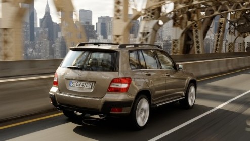 Over niet al te lange tijd gaat de Mercedes-Benz GLK-Klasse de Nederlandse wegen op. Zijn gepaste afmetingen en hoekige belijning geven de GLK een vertrouwde terrein-look mee, maar ook op de weg sta