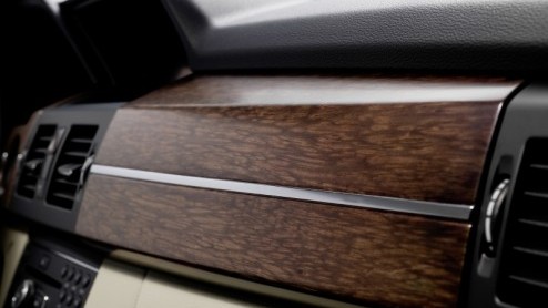 Over niet al te lange tijd gaat de Mercedes-Benz GLK-Klasse de Nederlandse wegen op. Zijn gepaste afmetingen en hoekige belijning geven de GLK een vertrouwde terrein-look mee, maar ook op de weg sta
