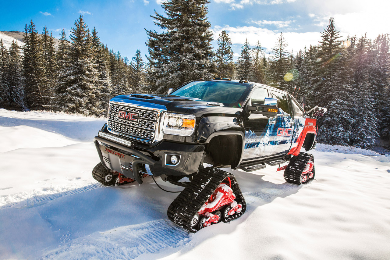 Met vier rupsen is de GMC Sierra oppermachtig in de sneeuw.
