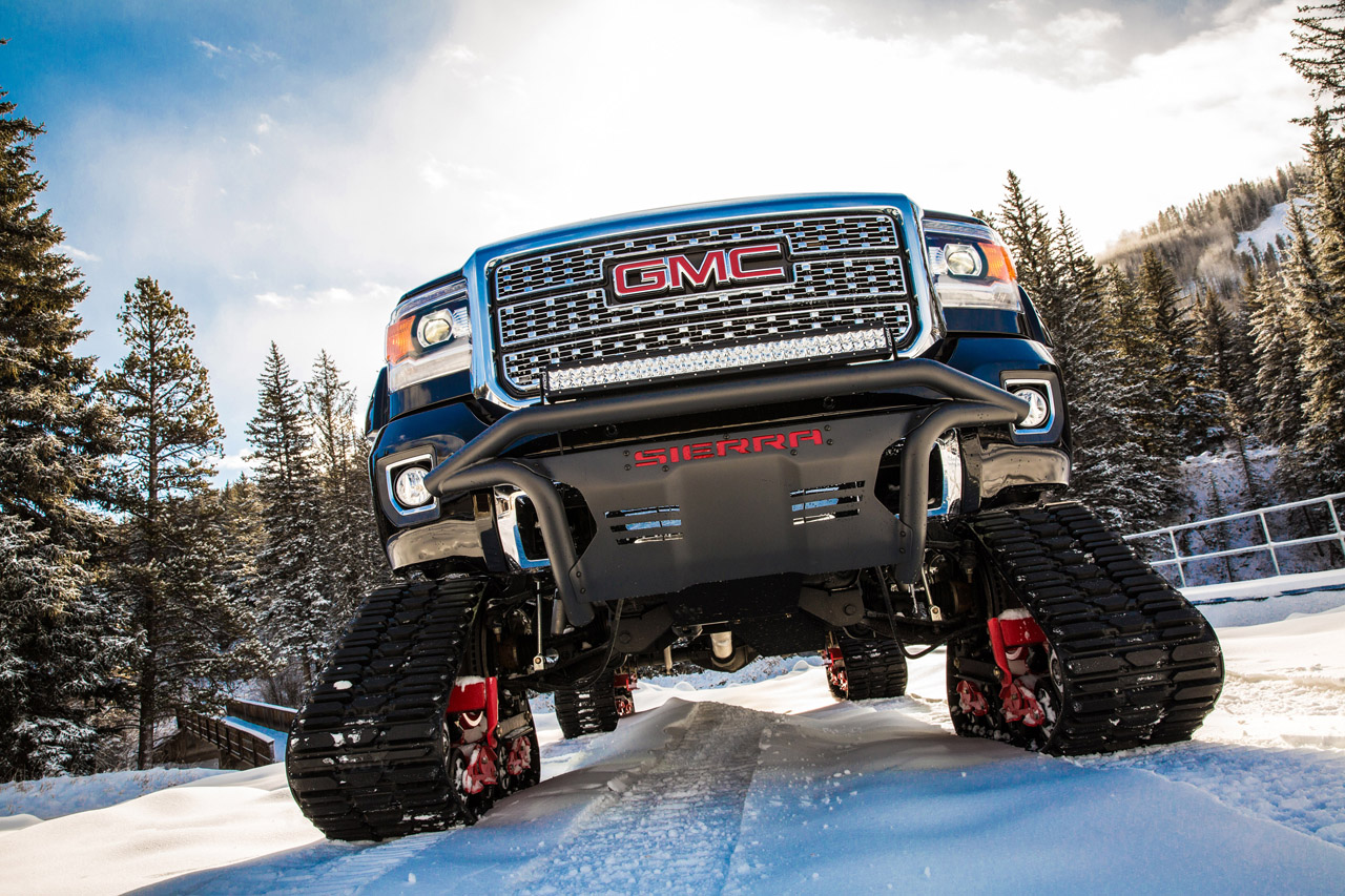Met vier rupsen is de GMC Sierra oppermachtig in de sneeuw.