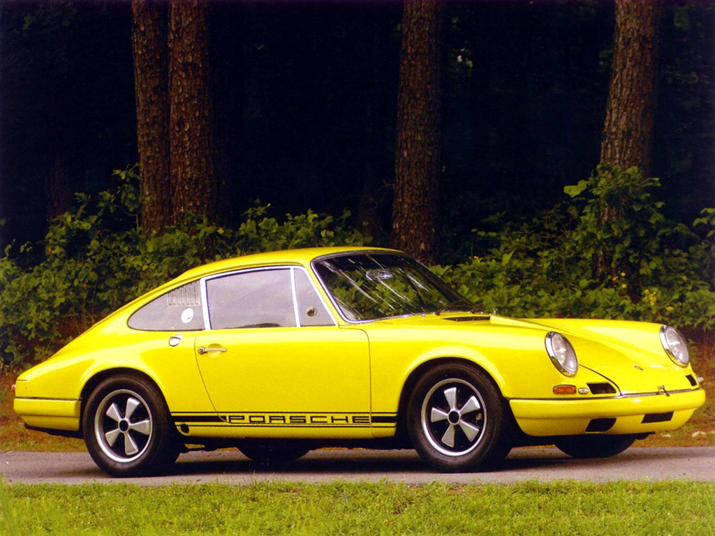 Een kleine oplage, weinig spoilers, een handgeschakelde versnellingsbak ?n de motor uit de 911 GT3 of GT3RS. Porsche werkt aan de 911 R, die ergens aan het einde van volgend jaar uit moet komen.