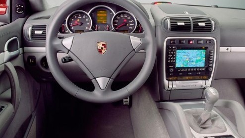 De klant is koning, dat weet iedereen. Porsche vond het gamma van de Cayenne nog niet uitgebreid genoeg en springt daarom in de bres met de nieuwe Cayenne GTS! Met een opgepepte V8 uit de Cayenne S ,