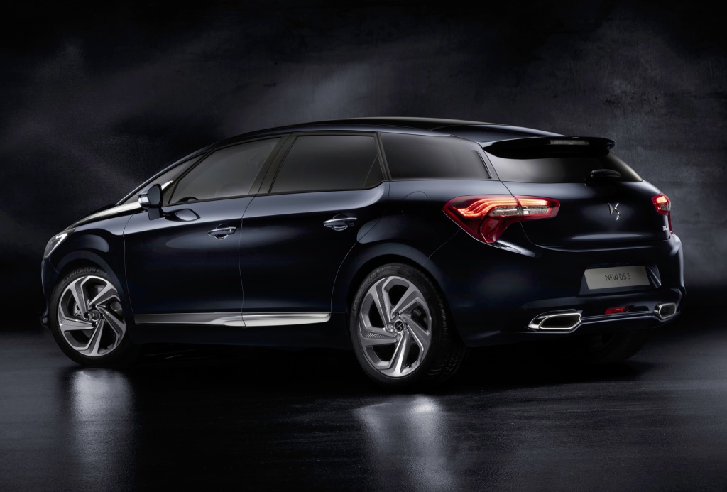 Citron DS5 gaat als DS DS5 door het leven en is als facelitmodel verkrijgbaar met nieuwe BlueHDi dieselmotoren en eventueel als Hybrid4.