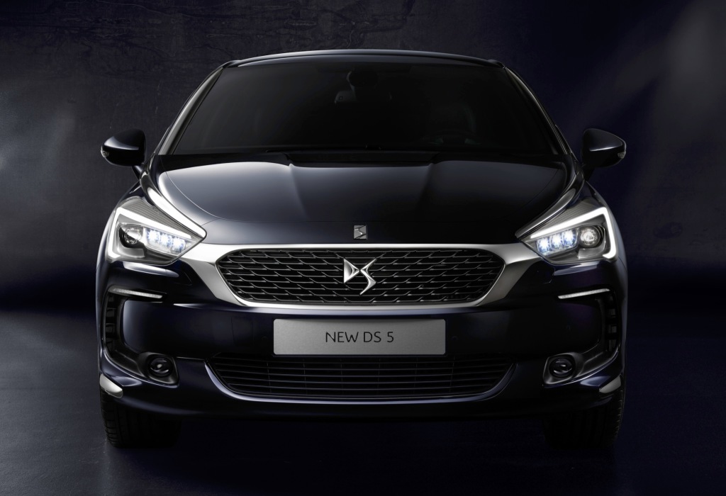 Citron DS5 gaat als DS DS5 door het leven en is als facelitmodel verkrijgbaar met nieuwe BlueHDi dieselmotoren en eventueel als Hybrid4.