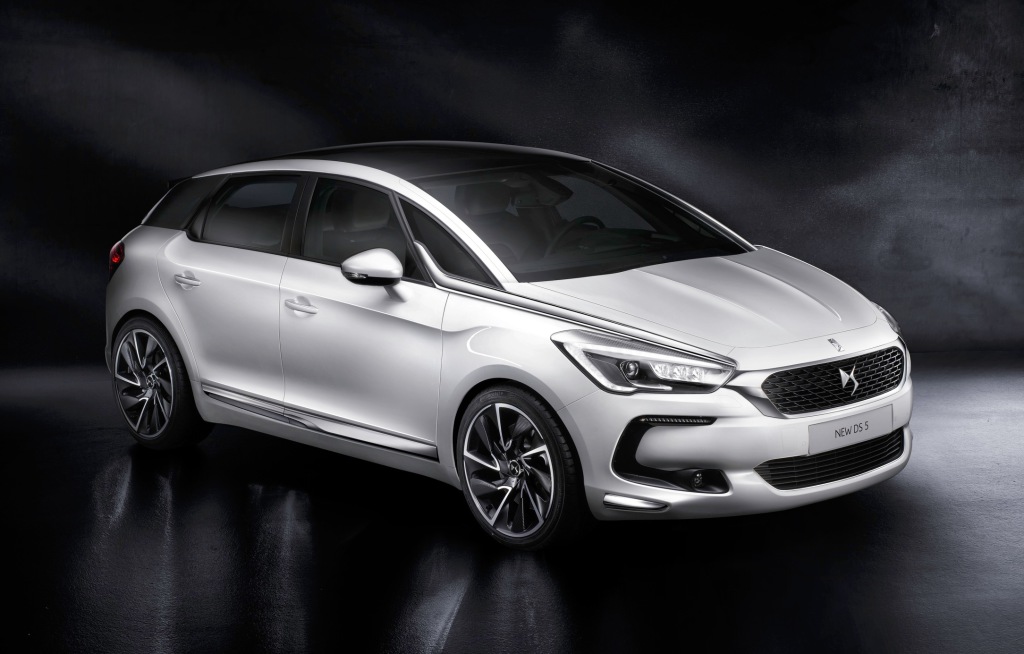 Citron DS5 gaat als DS DS5 door het leven en is als facelitmodel verkrijgbaar met nieuwe BlueHDi dieselmotoren en eventueel als Hybrid4.