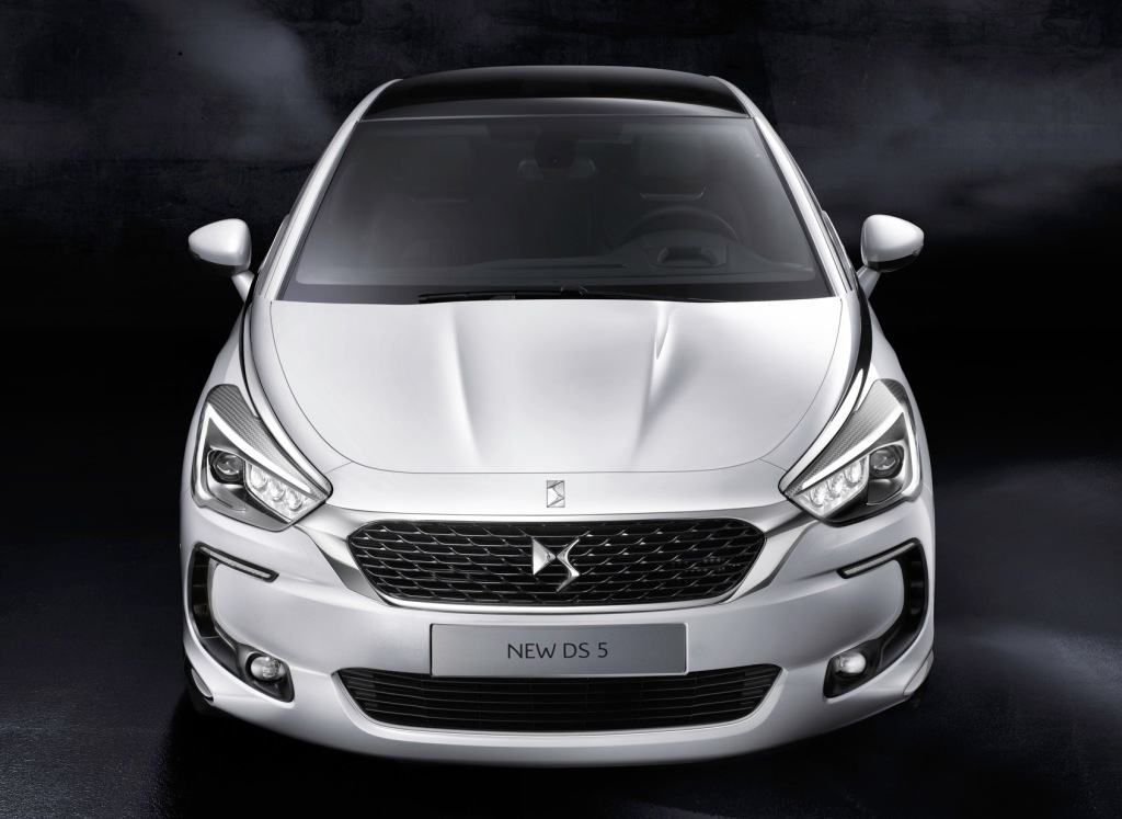 Citron DS5 gaat als DS DS5 door het leven en is als facelitmodel verkrijgbaar met nieuwe BlueHDi dieselmotoren en eventueel als Hybrid4.