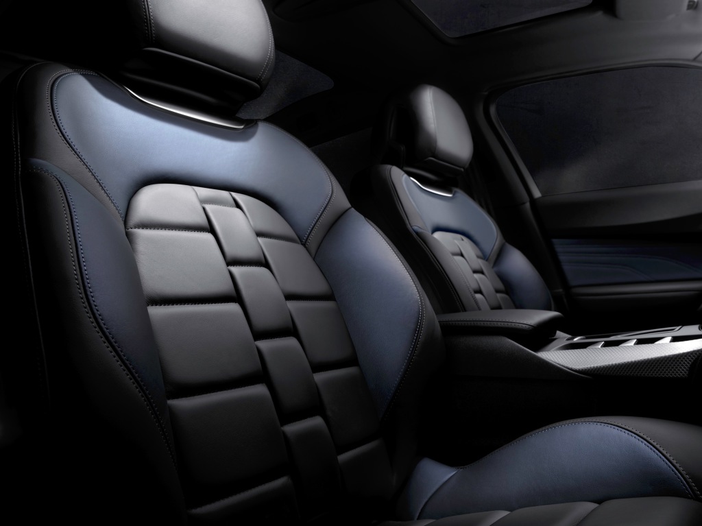Citron DS5 gaat als DS DS5 door het leven en is als facelitmodel verkrijgbaar met nieuwe BlueHDi dieselmotoren en eventueel als Hybrid4.