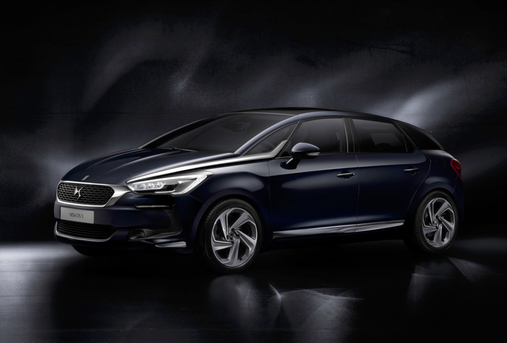 Citron DS5 gaat als DS DS5 door het leven en is als facelitmodel verkrijgbaar met nieuwe BlueHDi dieselmotoren en eventueel als Hybrid4.