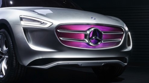 Mercedes-Benz G-Code is 2+2 zits SUV met plug-in hybridetechniek en zonnecellenlak. Het studiemodel is ontwikkeld en gepresenteerd in Azi.