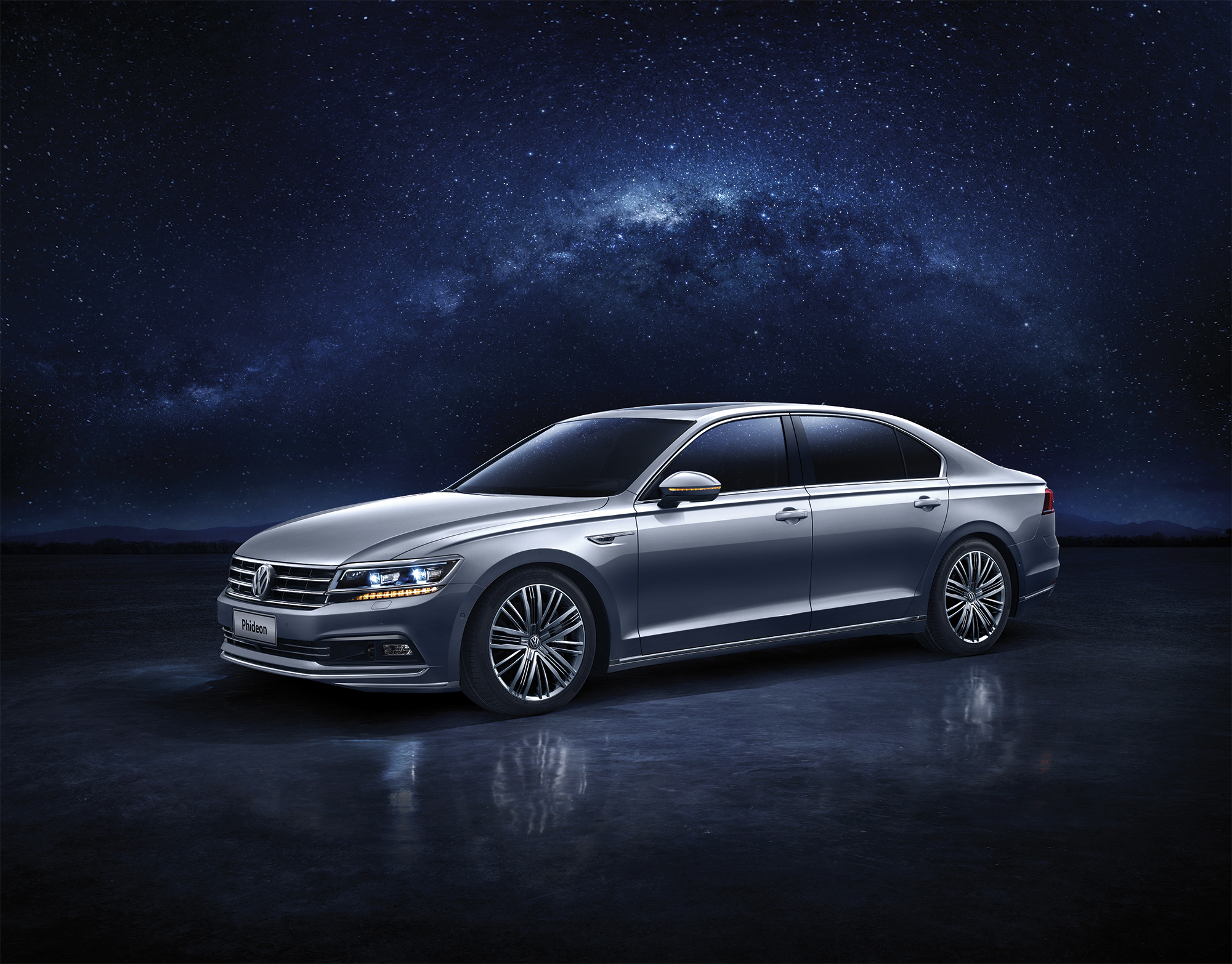 De nieuwe Phaeton voor China is de Volkswagen Phideon, een luxe sedan met vijf zitplaatsen.
