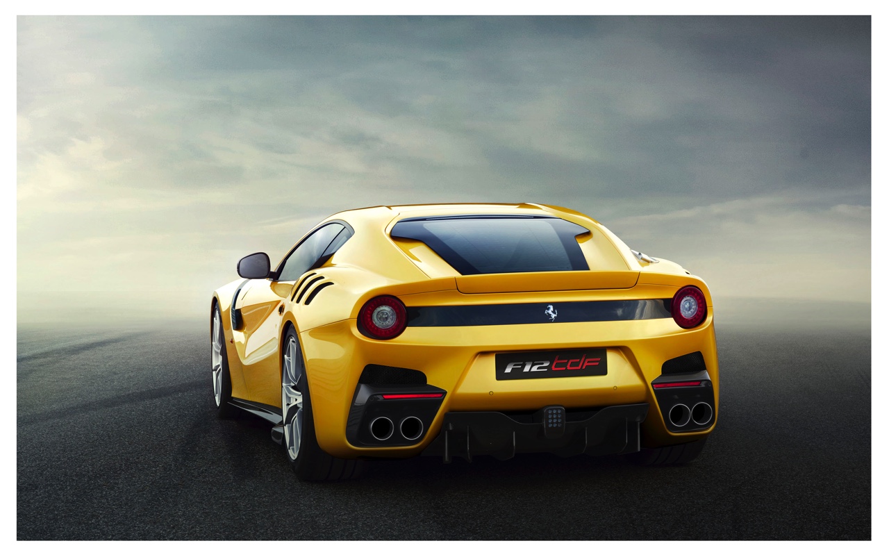 De Ferrari F12tdf is een exclusieve versie van de F12 berlinetta met nog meer vermogen, extra downforce en spannendere looks.