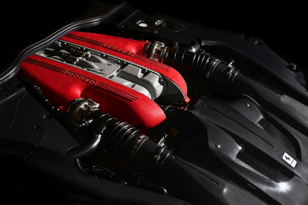De Ferrari F12tdf is een exclusieve versie van de F12 berlinetta met nog meer vermogen, extra downforce en spannendere looks.