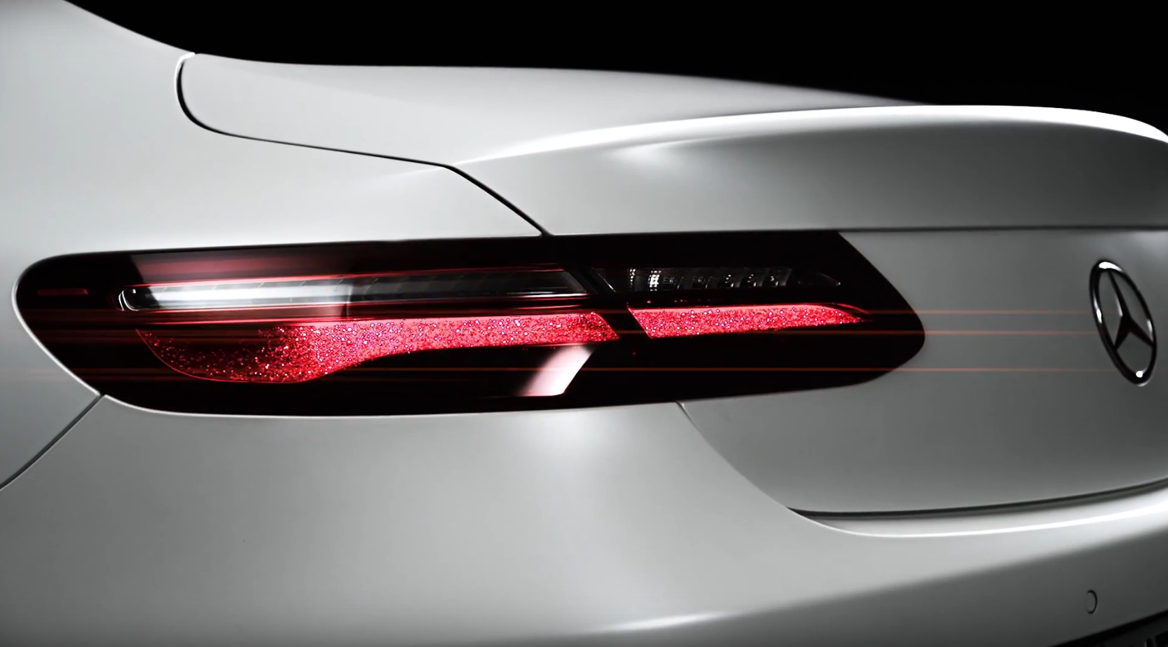 Mercedes-Benz heeft de eerste officile teaserbeelden vrijgegeven van de nieuwe E-Klasse Coup. Leuk, maar ondertussen hebben we ook de volledige auto al in beeld!