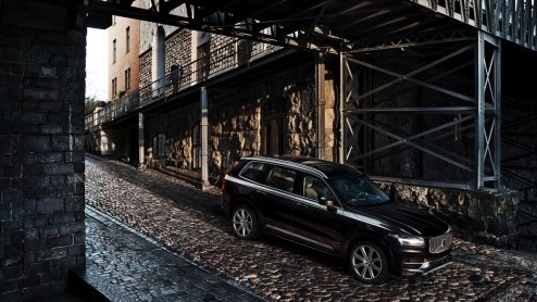 Zojuist is officieel het doek getrokken van de Volvo XC90. De beelden zouden eigenlijk nog tot middernacht onder de pet moeten blijven, maar zijn reeds op het web verschenen.