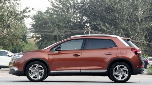 De eerste beelden van de productieversie van de Citron DS 6WR liggen al op straat. De crossover debuteert op de Chengdu Motor Show in China en is ook bestemd voor de Chinese markt.