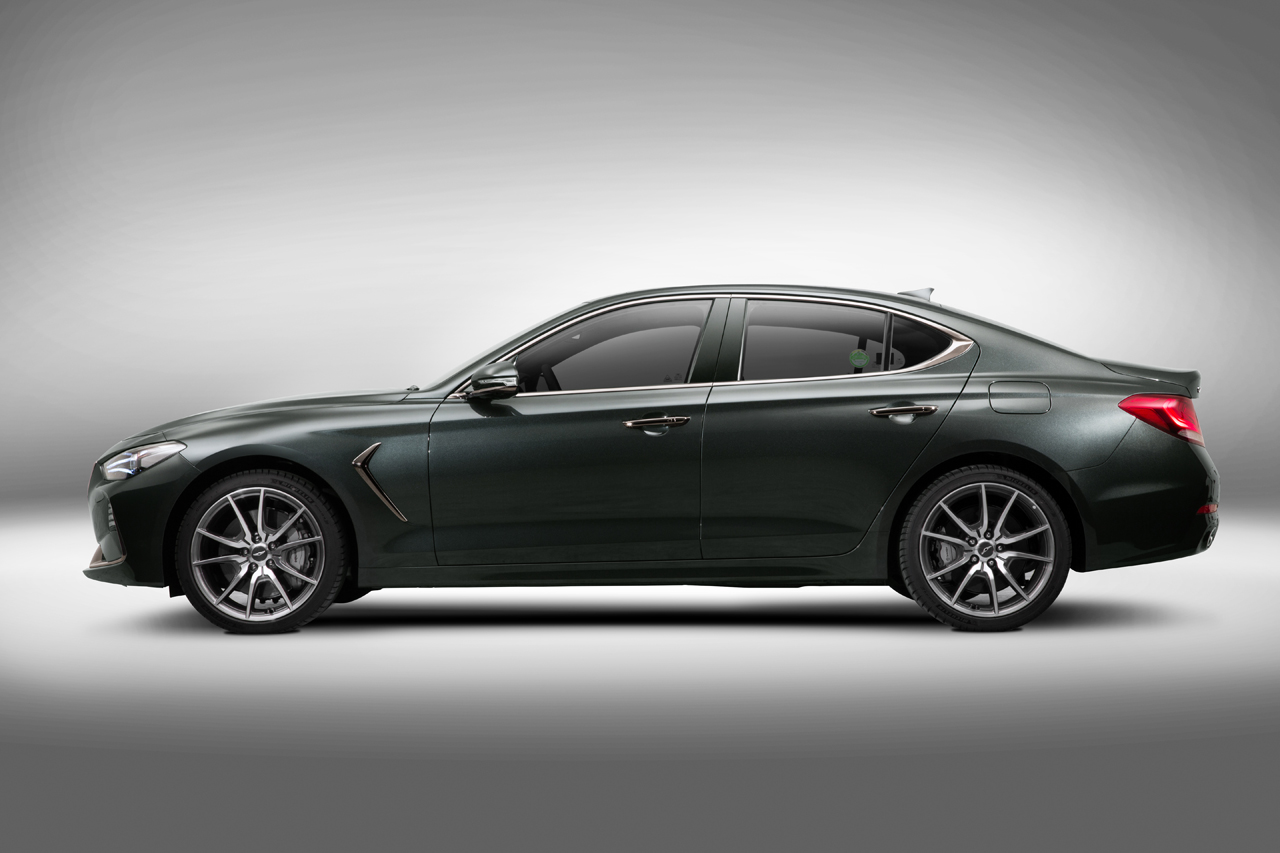 Op de autoshow van Dubai heeft het luxemerk van Hyundai, Genesis, de nieuwe G70 onthuld, een D-segment sedan.