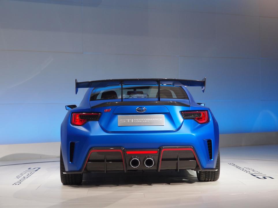 Subaru BRZ STI Concept toont een BRZ sportauto met ballen.