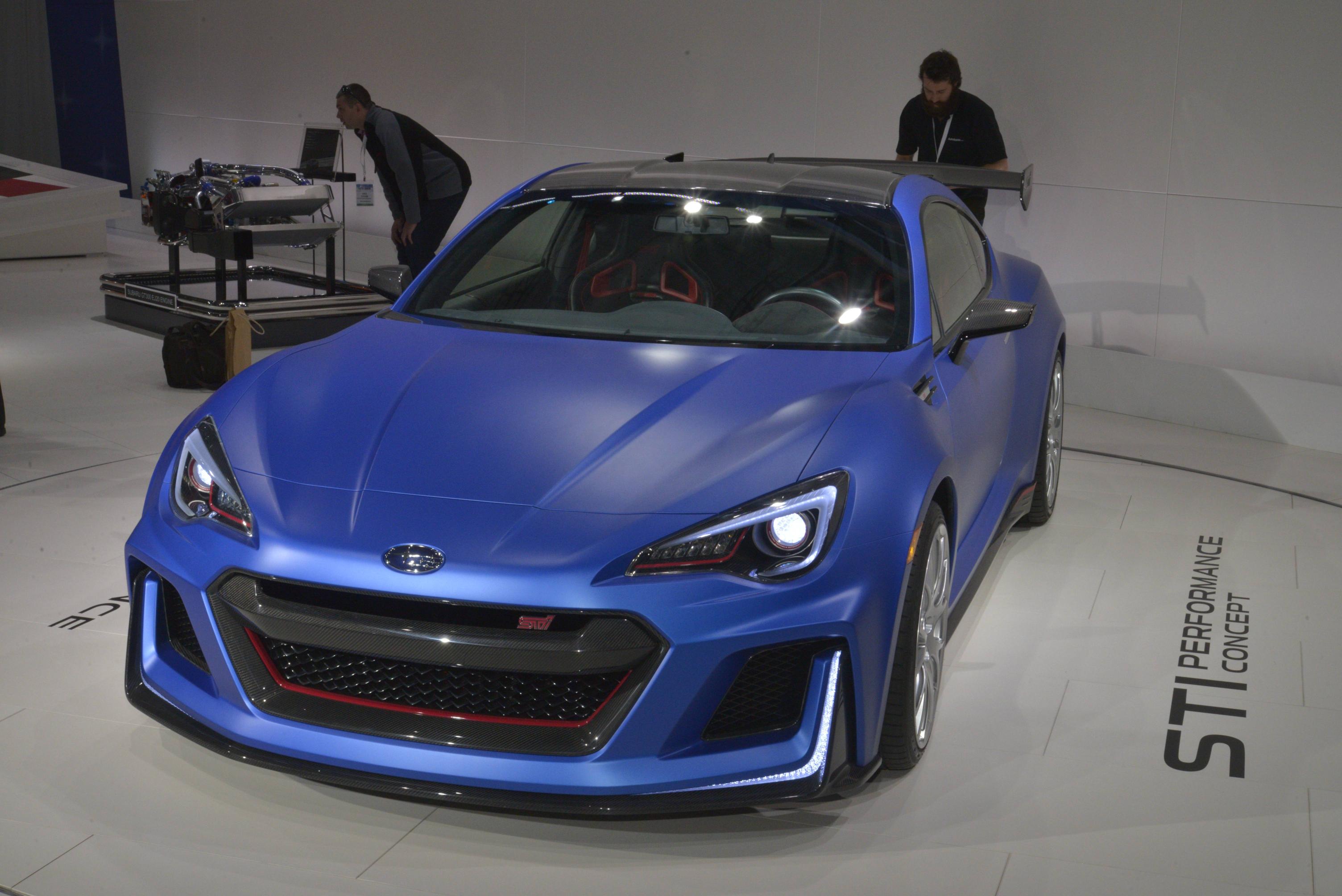 Subaru BRZ STI Concept toont een BRZ sportauto met ballen.
