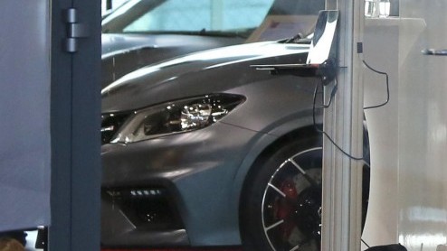 Jawel, ook van de Nissan Pulsar komt een hete versie. Grote kans dat de Pulsar Nismo in Parijs zijn gezicht laat zien. De auto is namelijk reeds gesnapt en op de gevoelige plaat vastgelegd.
