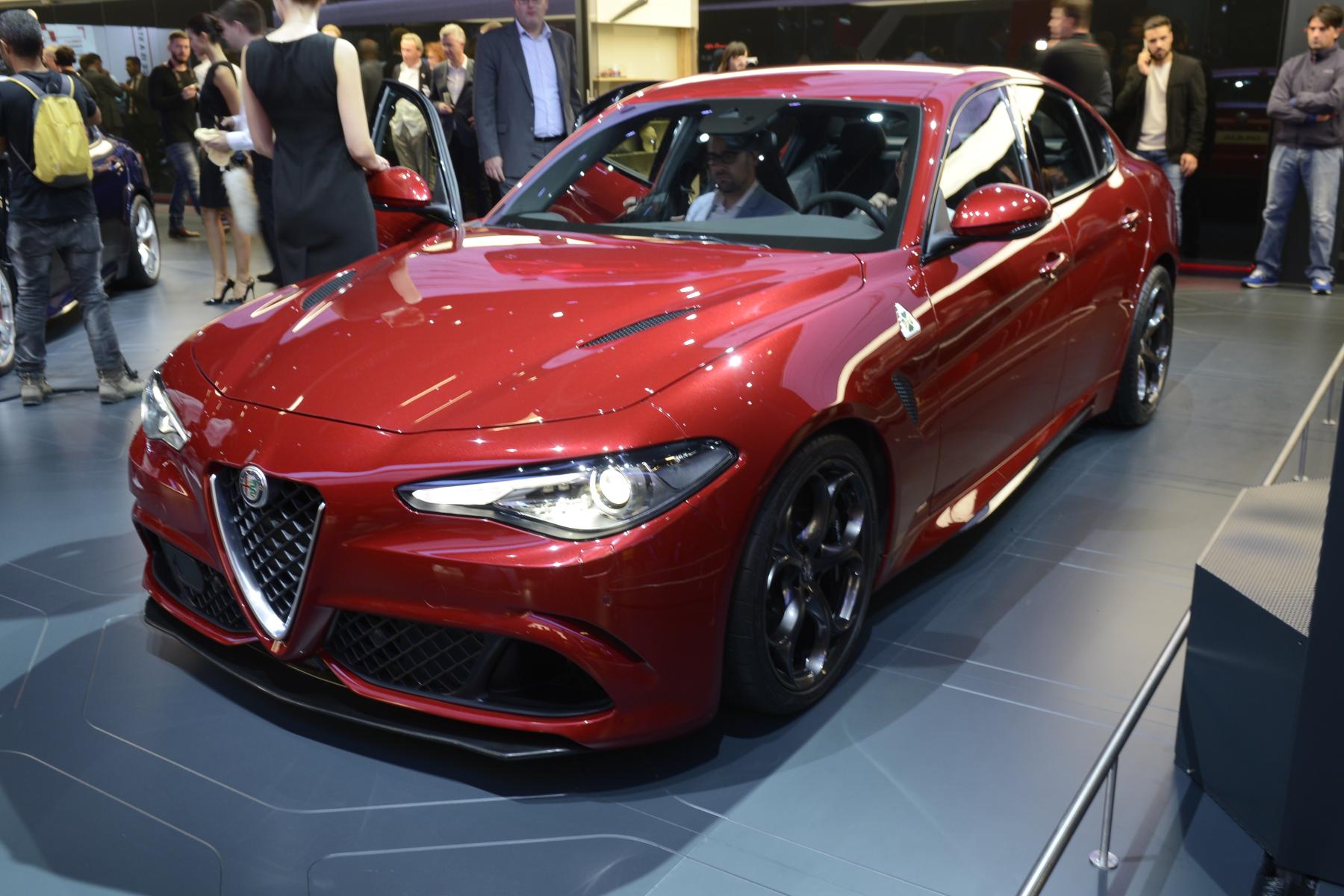 Gewone uitvoeringen van Alfa Romeo Giulia krijgen de beschikking over vier- en zescilinder motoren met 135 tot 340 pk.