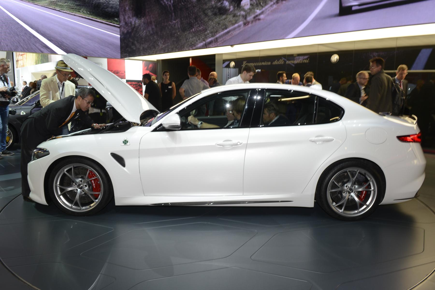 Gewone uitvoeringen van Alfa Romeo Giulia krijgen de beschikking over vier- en zescilinder motoren met 135 tot 340 pk.
