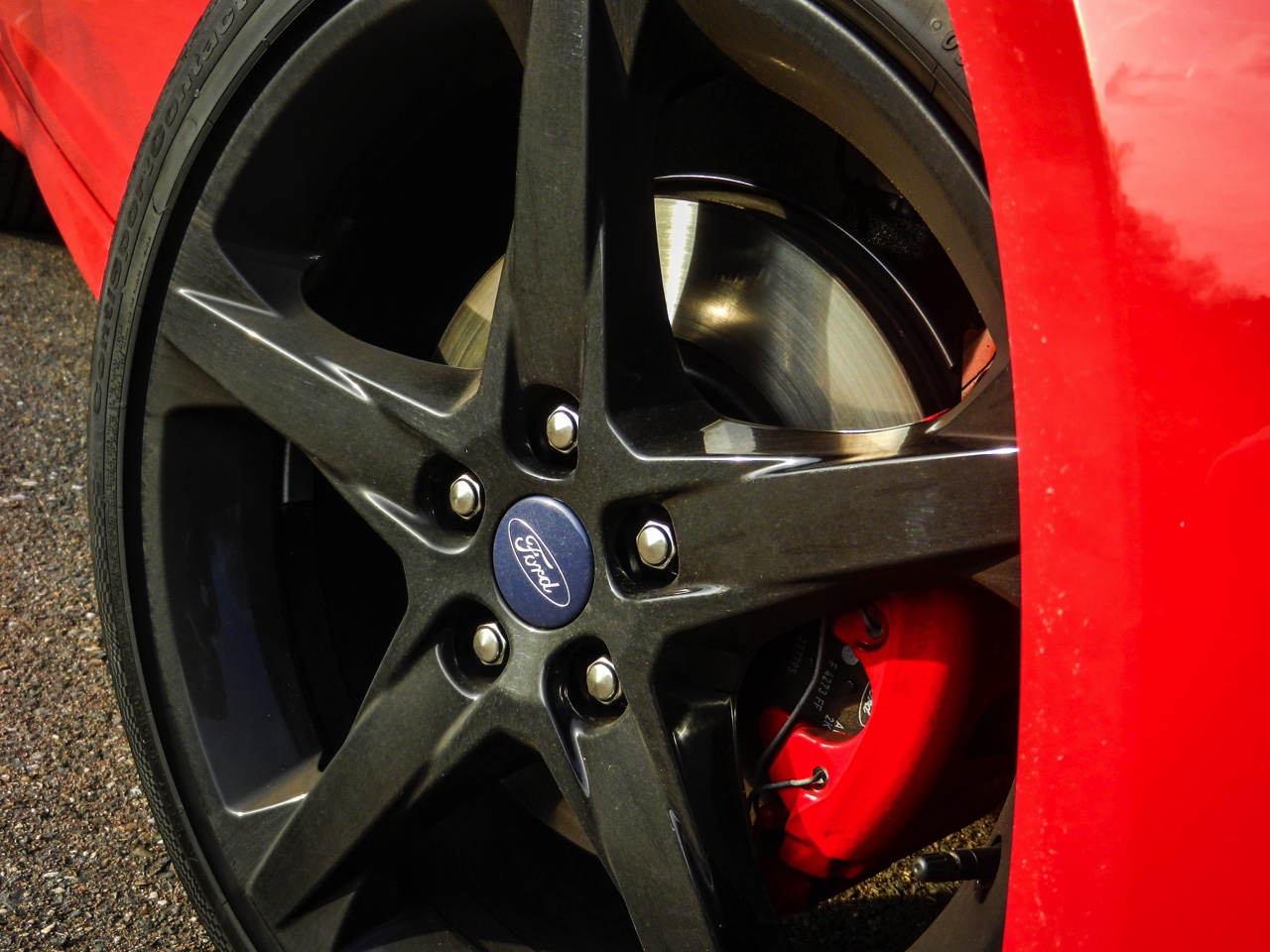 Autotest Ford Focus Red Edition 1.5 EcoBoost 150 pk, de visueel sportieve Focus met net dat extra beetje design. In zwart is deze uitvoering er als Black Edition.