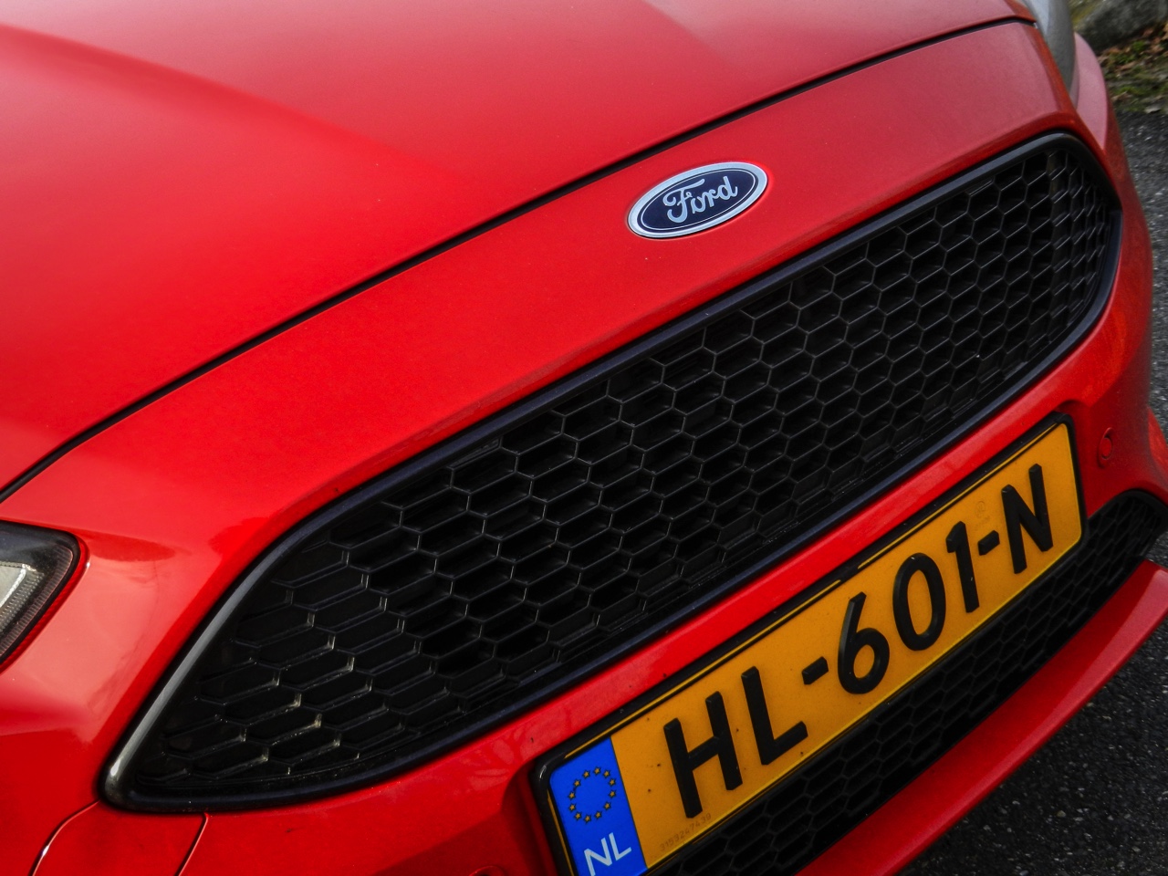 Autotest Ford Focus Red Edition 1.5 EcoBoost 150 pk, de visueel sportieve Focus met net dat extra beetje design. In zwart is deze uitvoering er als Black Edition.