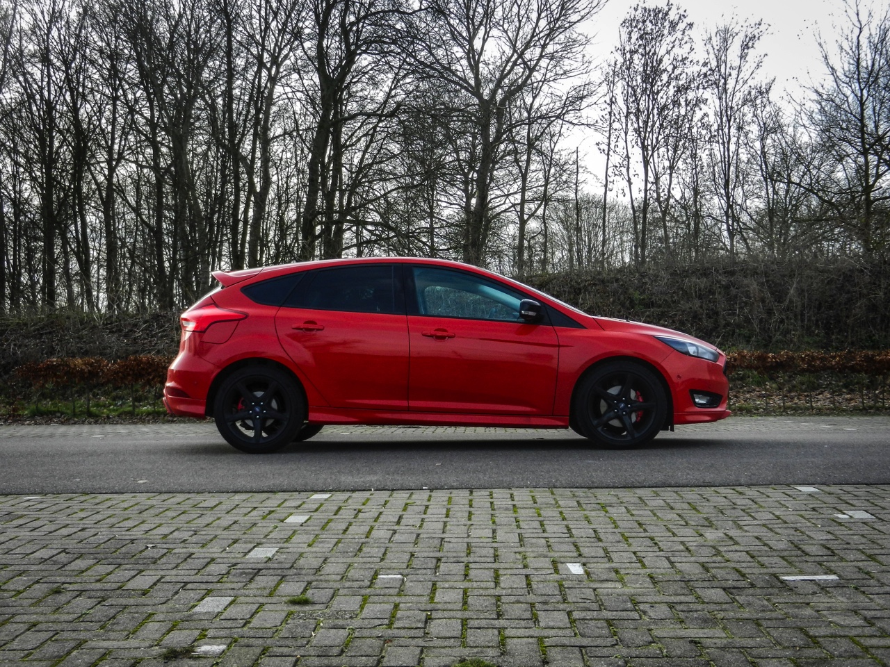 Autotest Ford Focus Red Edition 1.5 EcoBoost 150 pk, de visueel sportieve Focus met net dat extra beetje design. In zwart is deze uitvoering er als Black Edition.