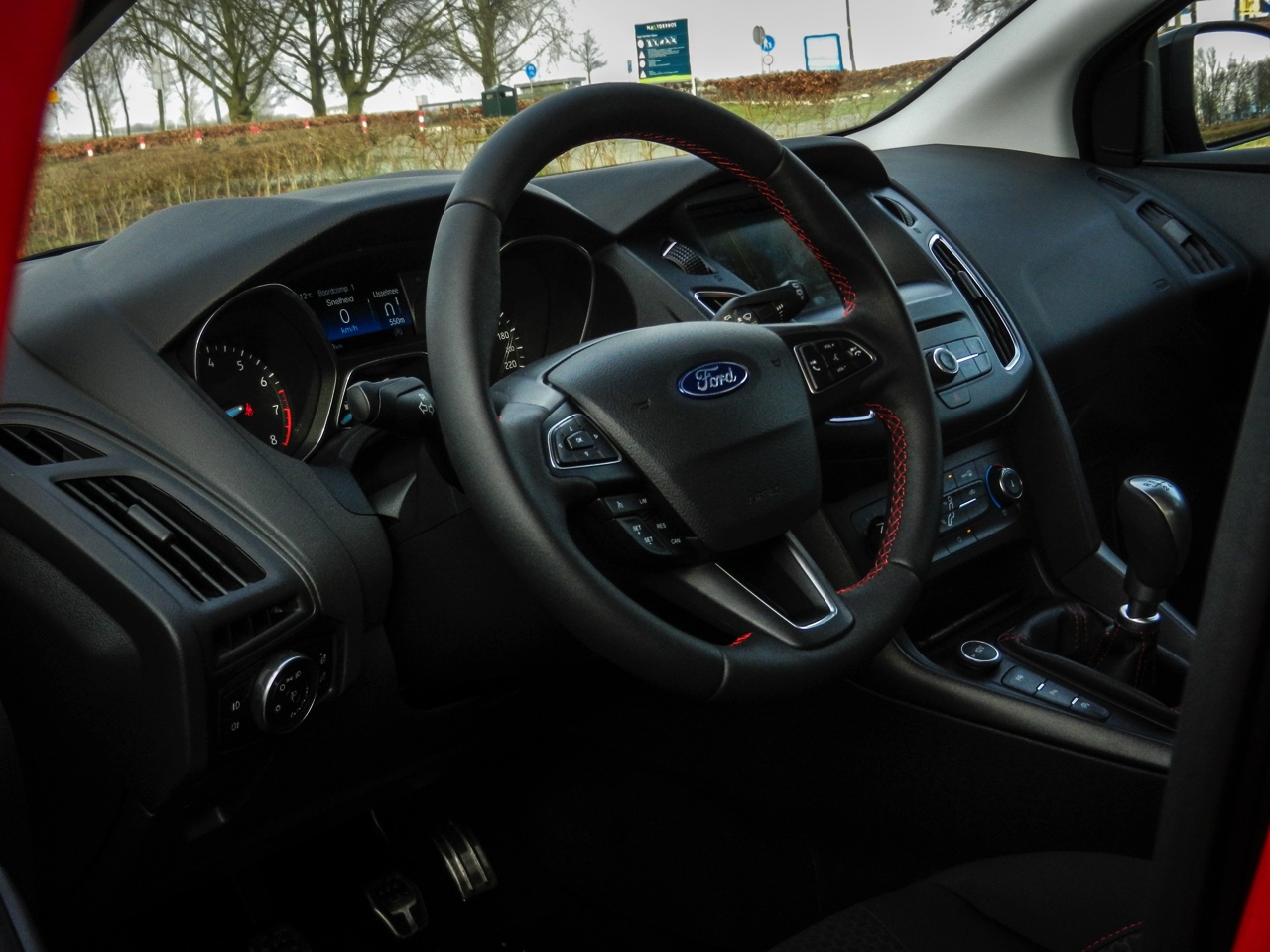 Autotest Ford Focus Red Edition 1.5 EcoBoost 150 pk, de visueel sportieve Focus met net dat extra beetje design. In zwart is deze uitvoering er als Black Edition.