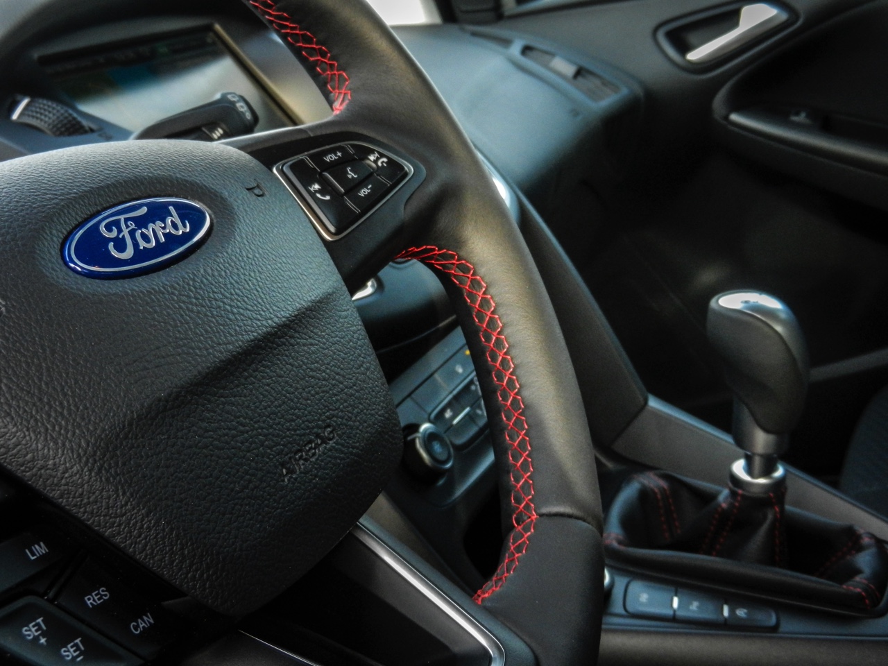 Autotest Ford Focus Red Edition 1.5 EcoBoost 150 pk, de visueel sportieve Focus met net dat extra beetje design. In zwart is deze uitvoering er als Black Edition.