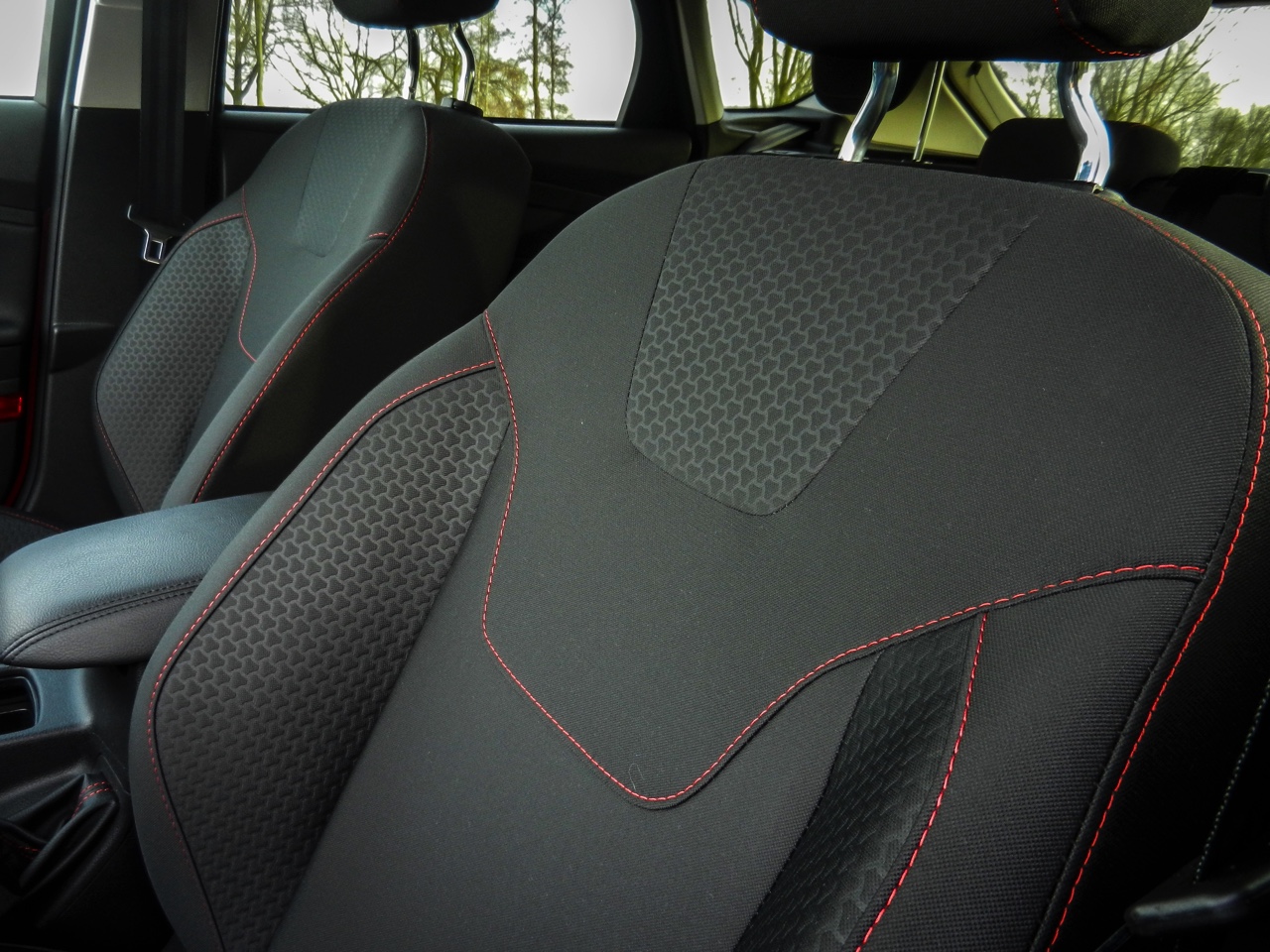 Autotest Ford Focus Red Edition 1.5 EcoBoost 150 pk, de visueel sportieve Focus met net dat extra beetje design. In zwart is deze uitvoering er als Black Edition.