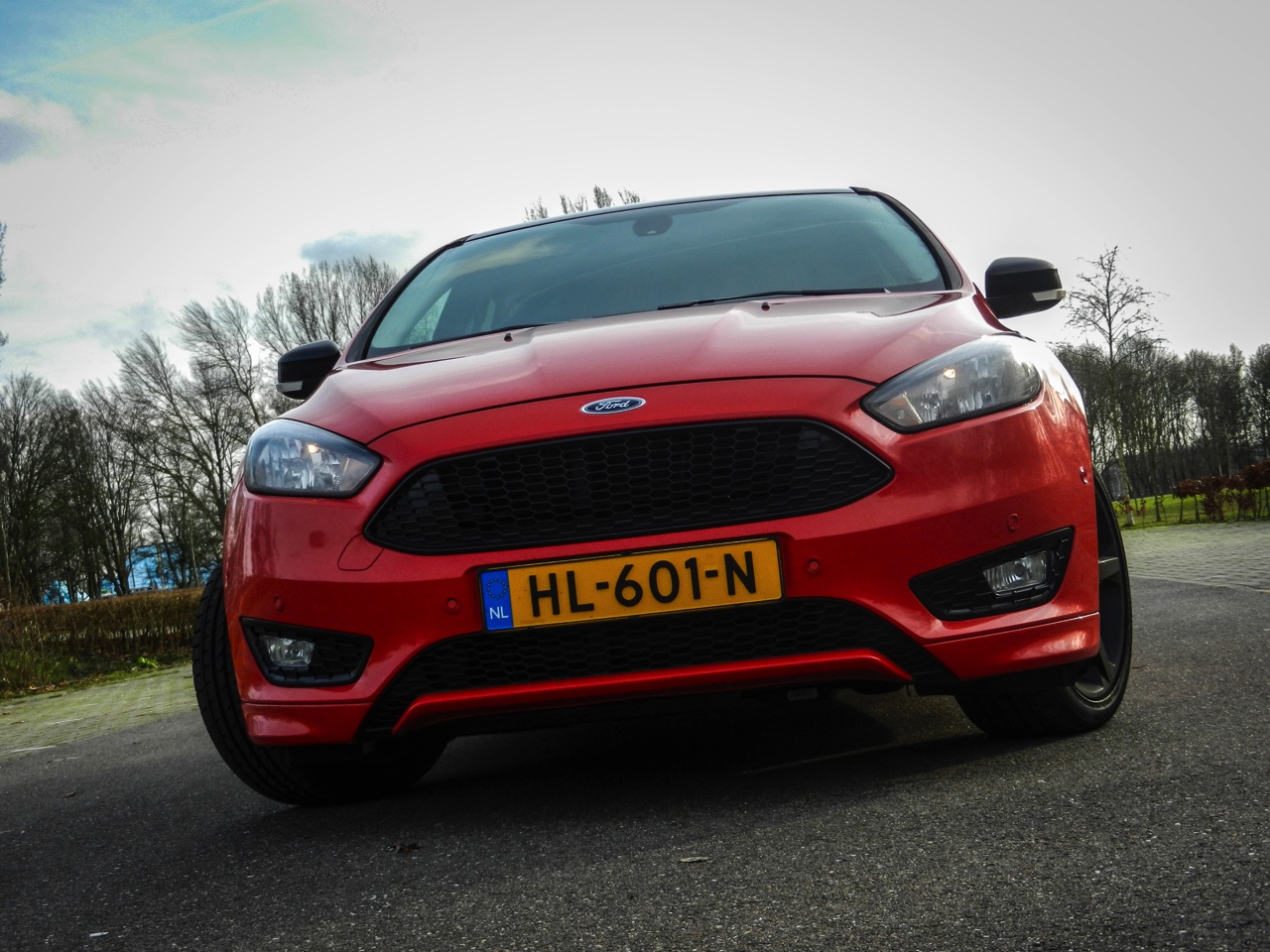 Autotest Ford Focus Red Edition 1.5 EcoBoost 150 pk, de visueel sportieve Focus met net dat extra beetje design. In zwart is deze uitvoering er als Black Edition.