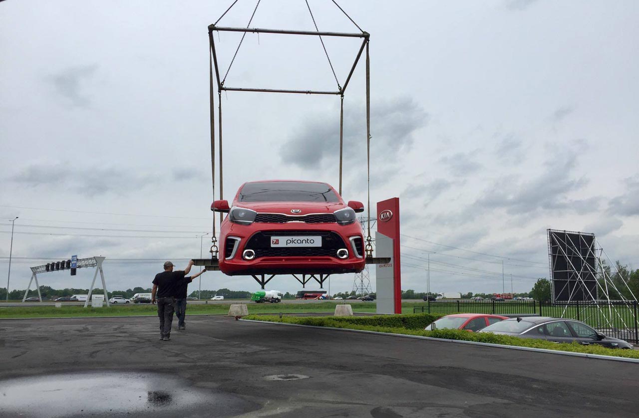 Na zes jaar een immense Kia Picanto in oranje voor de deur gehad te hebben heeft Kia deze reus vervangen door een rood exemplaar van de nieuwe generatie.