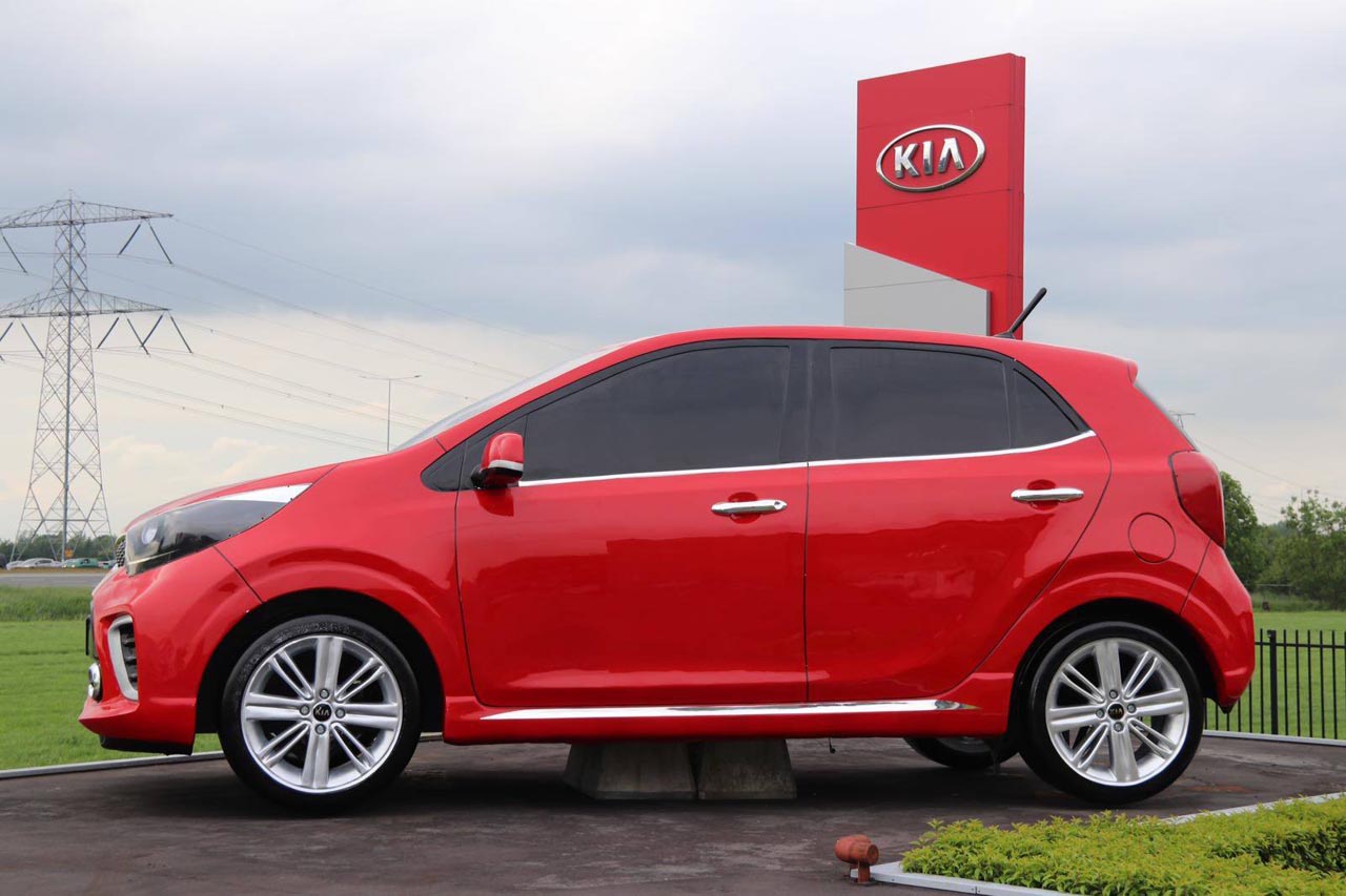Na zes jaar een immense Kia Picanto in oranje voor de deur gehad te hebben heeft Kia deze reus vervangen door een rood exemplaar van de nieuwe generatie.