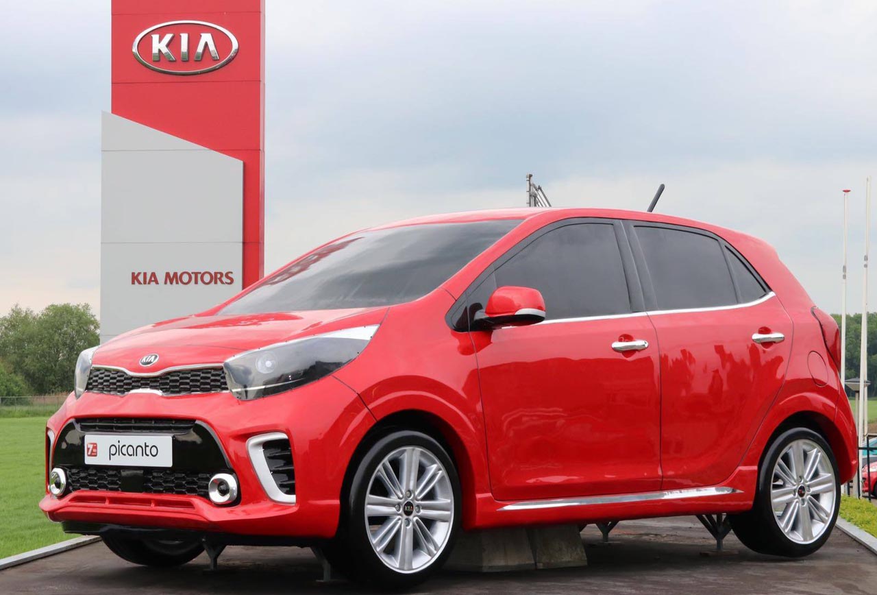 Na zes jaar een immense Kia Picanto in oranje voor de deur gehad te hebben heeft Kia deze reus vervangen door een rood exemplaar van de nieuwe generatie.
