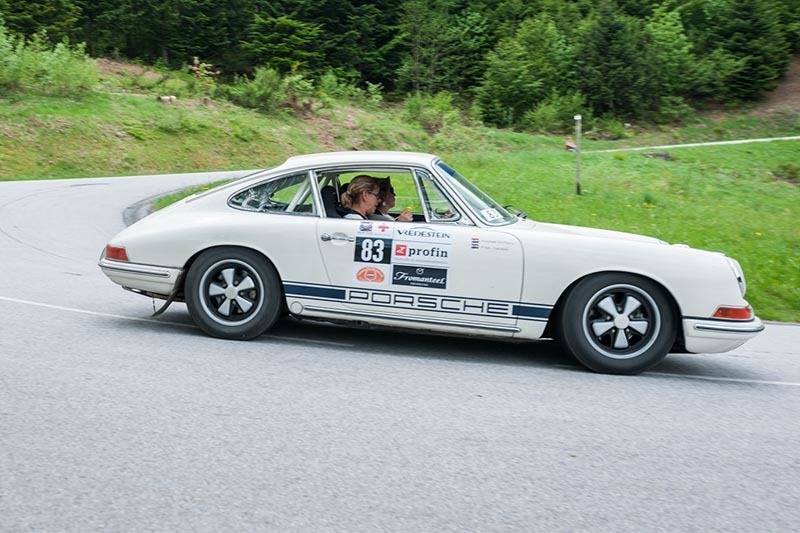 Girl Power aan de start van de Tulpenrallye 2016 met acht dames equipes en in totaal tachtig deelnemende vrouwen.